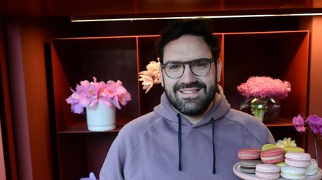 Damián Betular abrió su pastelería y generó polémica