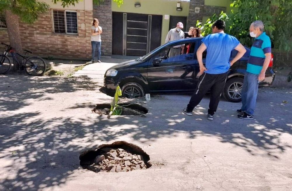 No lo podían creer: se abrió el suelo y quedaron incrustados en el asfalto