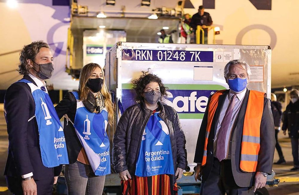 El jefe de Gabinete, Santiago Cafiero;  la asesora presidencial Cecilia Nicolini; la ministra de Salud, Carla Vizzotti, y el presidente Fernández.