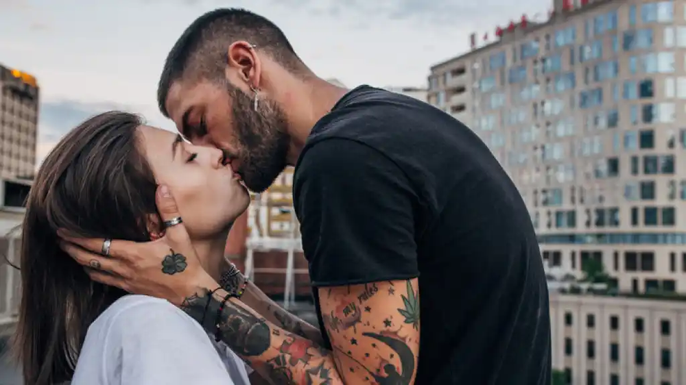 La psicolog&iacute;a indica que las parejas que suelen besarse con los ojos abiertos ocultan algo