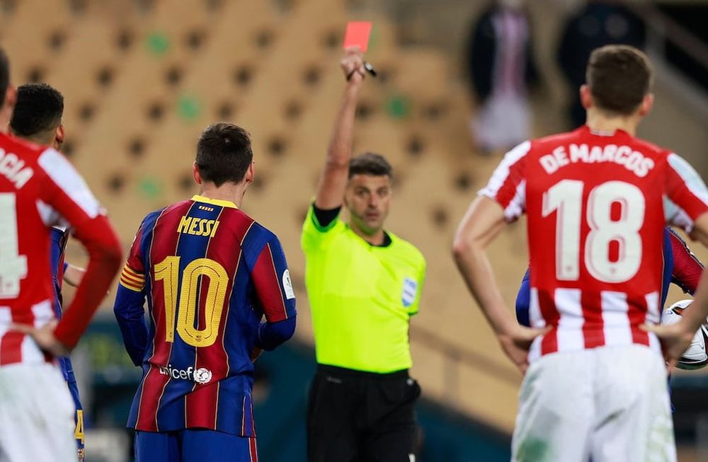 Por golpear a un rival, el árbitro expulsa a Messi en la final de la Supercopa de España.