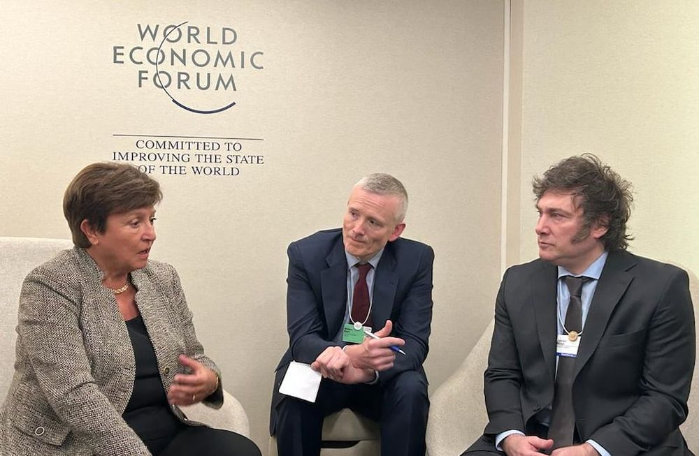 Nuestro país aguarda una revisión del FMI sobre el plan de Argentina para el desembolso de 800 millones para el Gobierno de Javier Milei. En la foto de archivo la titular del FMI, Kristalina Georgieva, y el presidente Javier Milei.