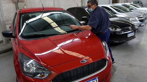 Los Andes | Ante la escasa disponibilidad de vehículos cero kilómetro, muchos se inclinan por la entrega inmediata que ofrecen los usados. Foto: Orlando Pelichotti / Los Andes