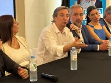 El presidente del PJ Mendoza, Emir Félix, rodeado por los intendentes de Maipú y de Santa Rosa, Matías Stevanato y Flor Destéfanis; y la exdiputada kirchnerista Marisa Uceda.