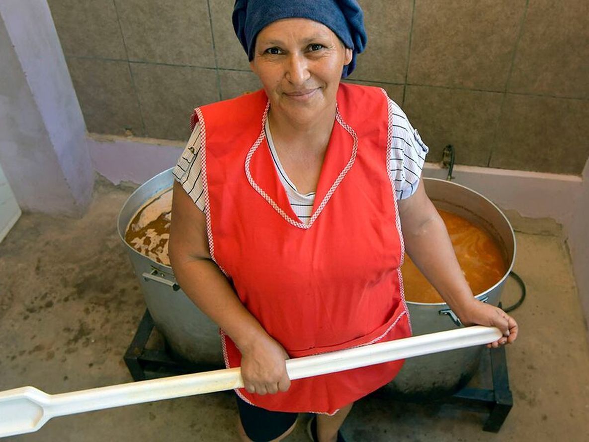 Ana María Pederiva, trabaja en el Comedor comunitario Mis Angelitos de Dios, en el Barrio Estación Espejo o 5000 Lotes, de Las HerasFoto: Orlando Pelichotti