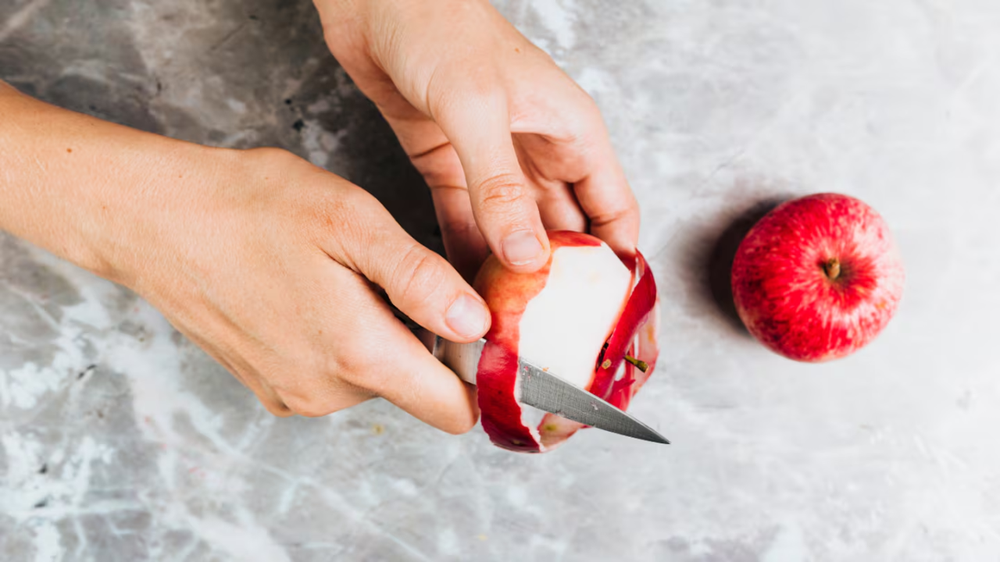¿Tiras las cáscaras de manzana? Conservalas y descubrí por qué pueden ser un tesoro. 
