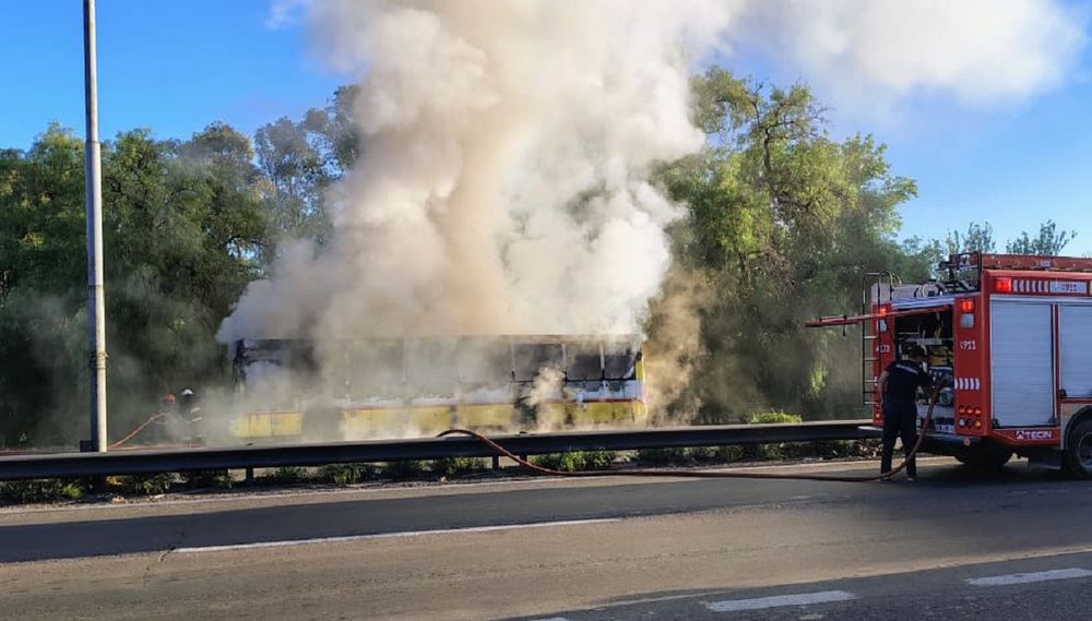 Colectivo prendido fuego en el Acceso Este