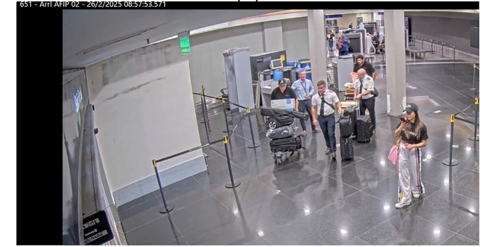 Los tripulantes del avión salieron del aeropuerto sin pasar por los controles.&nbsp;