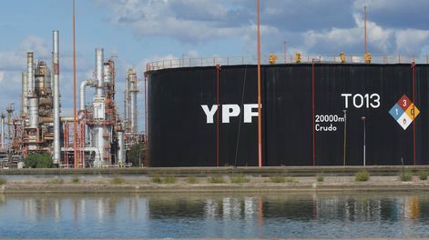 Los Andes | La refinería de YPF en Luján es fundamental para la actividad petrolera en la provincia / José Gutiérrez