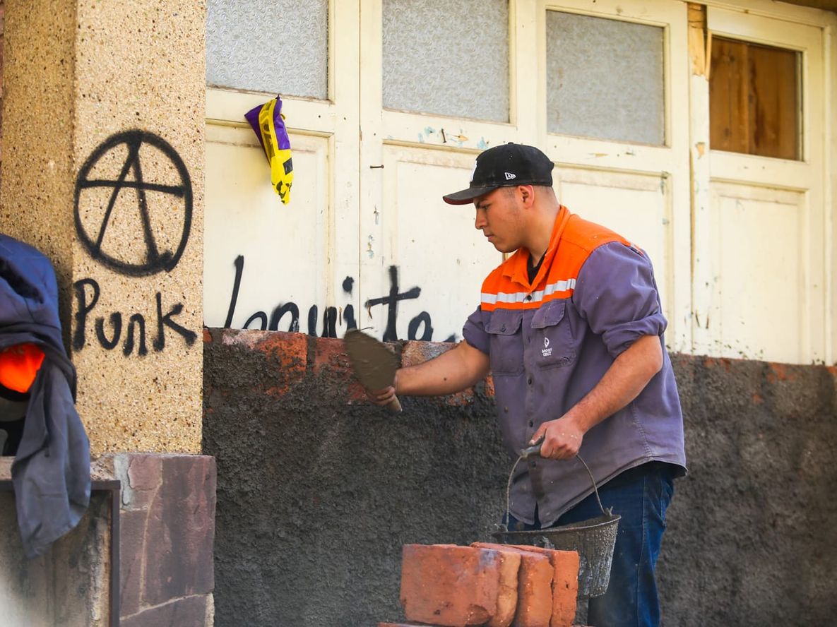 El procedimiento incluye informes policiales y municipales, notificaciones obligatorias a los propietarios y medidas proporcionales para resguardar la paz social y la integridad de los bienes