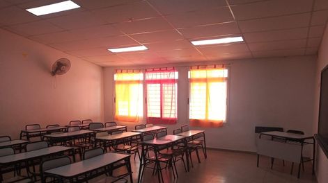 Alumnos, padres y profes pintaron su escuela en Las Heras.