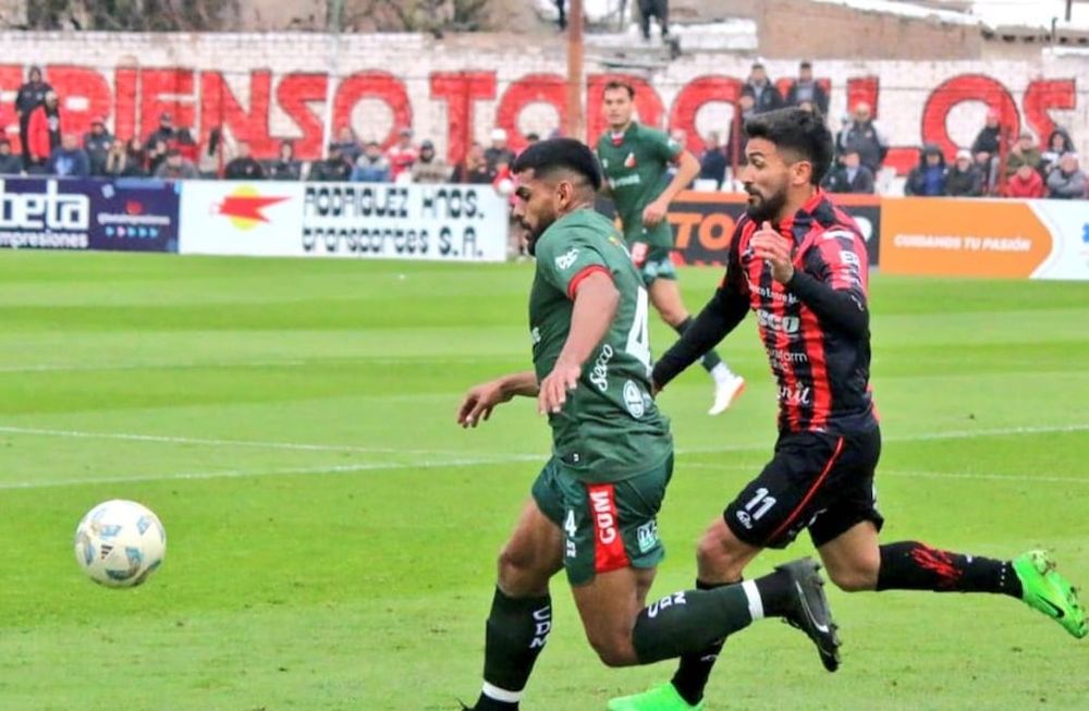 El Cruzado goleó a Patronato 3 a 1 y se metió a zona de Reducido. Una de las grandes figuras del local fue el lateral derecho local, Santiago Moyano (N°4)