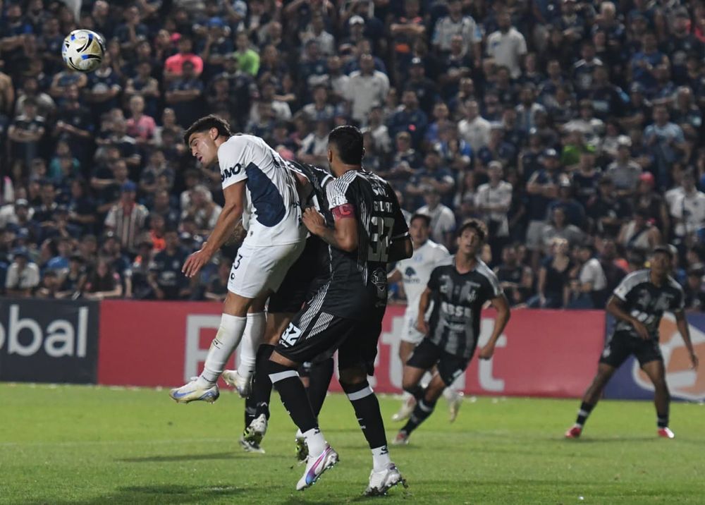 Por la fecha 15 del Torneo Clausura, Independiente Rivadavia, el campeón de la Copa Argentina, recibe a Central Córdoba de Santiago del Estero. 