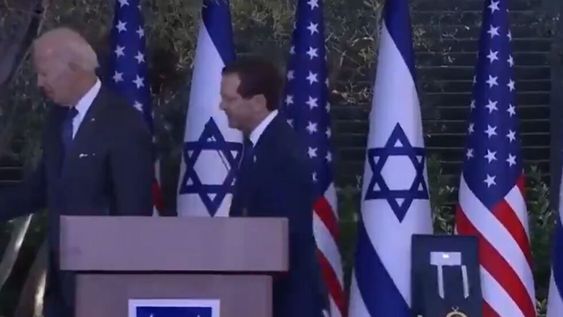 Joe Biden volvió a saludar a la nada. / Foto: captura de video