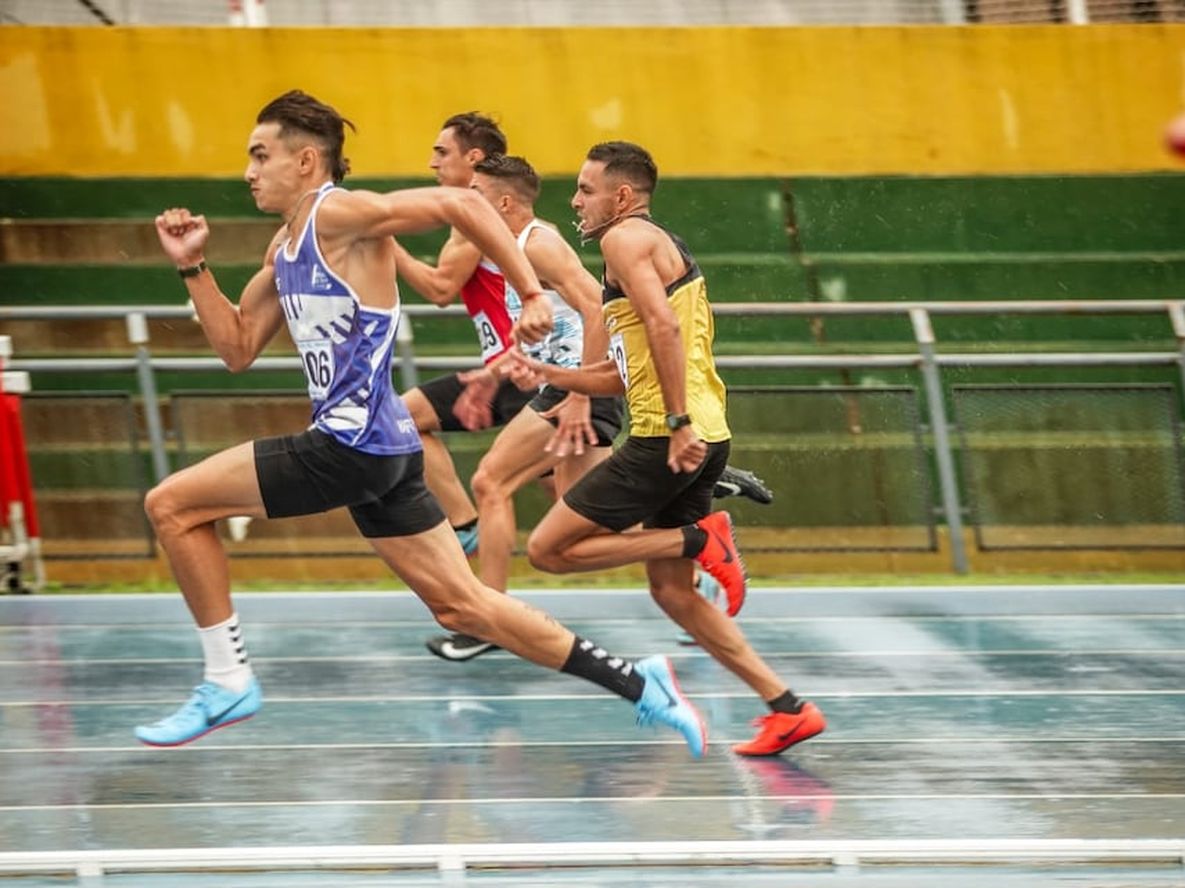 El velocista maipucino, Agustín Pinti, logró el 1 en el Nacional desarrollado en Entre Ríos, clasificatorio para el Sudamericano. /Gentileza