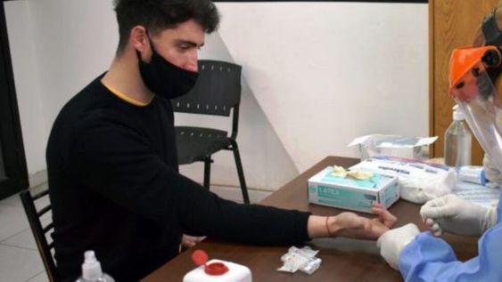 Los jugadores del Lobo fueron testeados en las instalaciones del club y dentro de 24 horas conocerán los resultados. / Gentileza: Prensa Gimnasia y Esgrima.