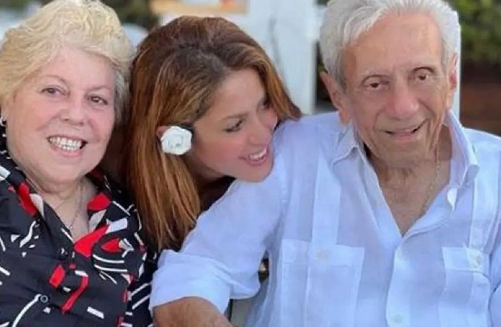 Shakira junto a sus padres, Nidia Ripoll y William Mebarak (Instagram)