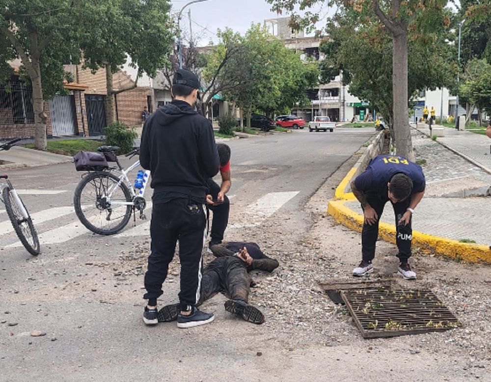 El momento en que sacaron a la superficie al quinto detenido en el barrio Fuchs