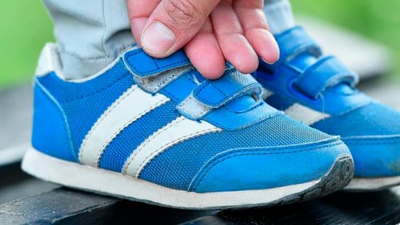 Aunque recomiendan zapatillas con abrojo, por el precio se siguen vendiendo con cordones