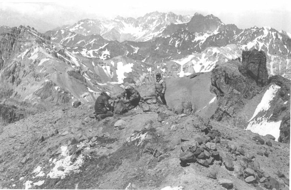 1985, cuando hallaron a la momia del niño inca en el Aconcagua. Foto archivo de diario Los Andes.