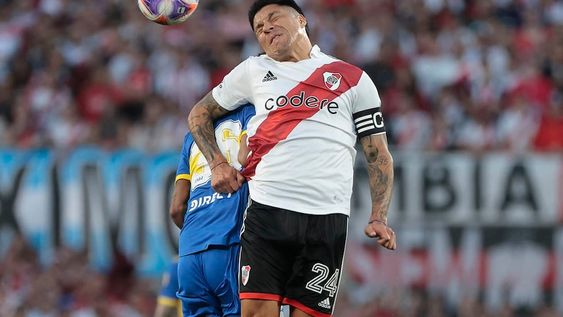 Enzo Pérez (d) de River disputa el balón con Cristian Medina de Boca hoy, durante un partido del campeonato de Primera División disputado en el estadio Monumental de Buenos Aires (Argentina). EFE/Juan Ignacio Roncoroni