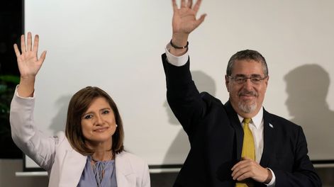 Los Andes | El candidato presidencial Bernardo Arévalo y su compañera de fórmula Karin Herrera saludan durante una conferencia de prensa luego de que los resultados preliminares los mostraran como los vencedores en la segunda vuelta de las elecciones presidenciales e