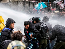 Incidentes frente al Congreso: la Policía dispersó a manifestantes.