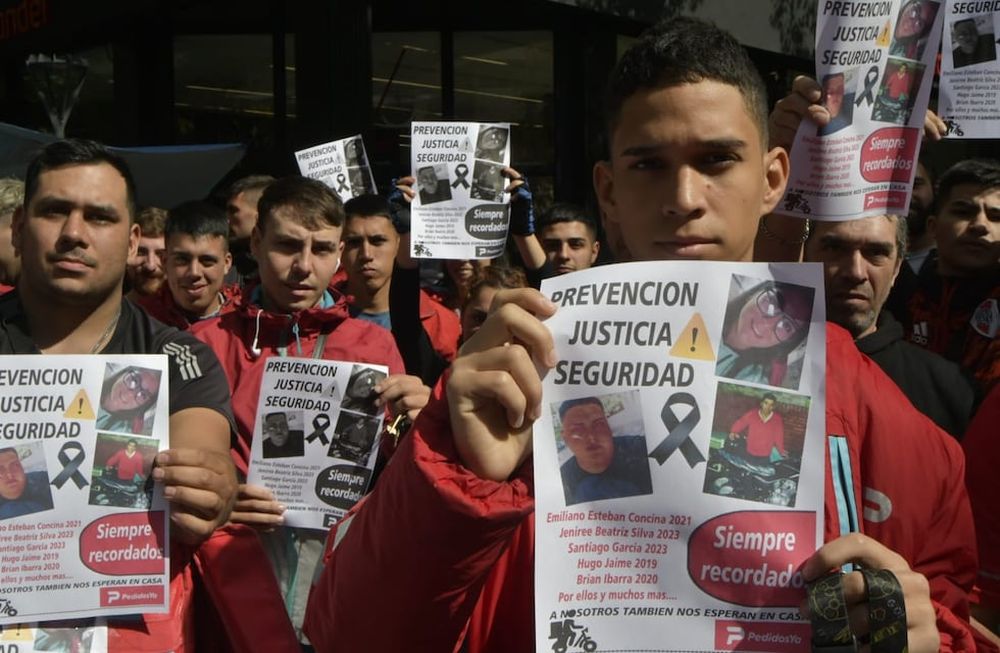 Trabajadores de Pedidos Ya recordaron a sus colegas fallecidos en accidentes y reclamaron seguridad y justicia. Foto: Orlando Pelichotti / Los Andes