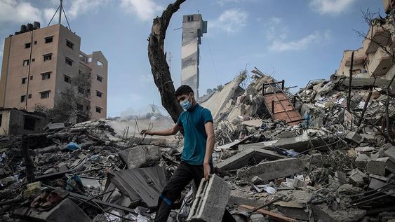 Un palestino revisa los daños en un edificio de seis plantas destruido de madrugada por un ataque aéreo israelí en Ciudad de Gaza. Foto archivo