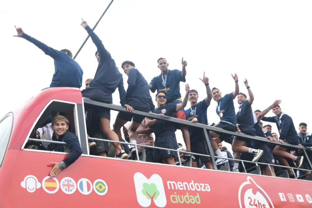 Caravana histórica para recibir al plantel de Independiente Rivadavia, campeón de la Copa Argentina 2025. La primera estrella para el fútbol de Mendoza a nivel Nacional. 
