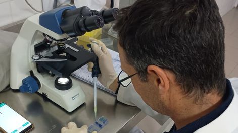 &nbsp;Tras las evidencias. Tareas de microscopía en laboratorio.