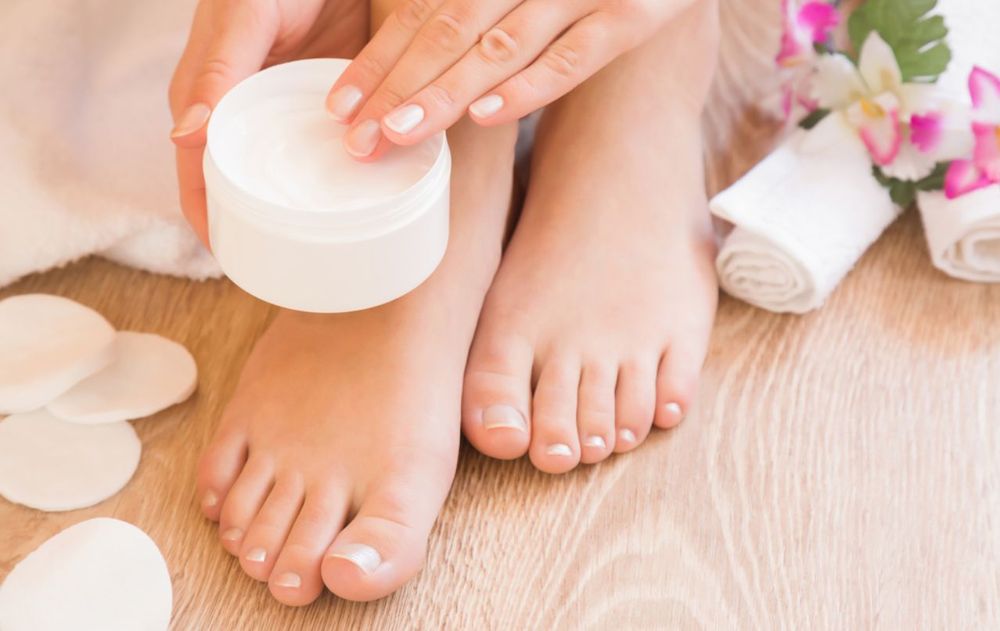 Lavarse los pies al dormir relaja el cuerpo y favorece un descanso más profundo.