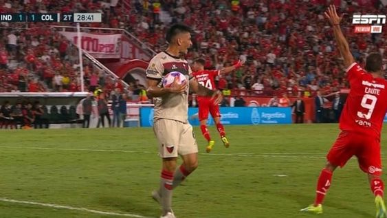 Goltz se lleva la pelota con la mano./ Gentileza.