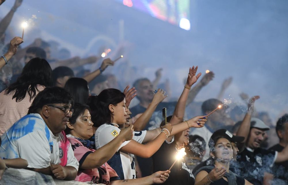 Fiesta total en el estadio Bautista Gargantini para celebrar la Copa Argentina que conquistó Independiente Rivadavia. Histórico. 