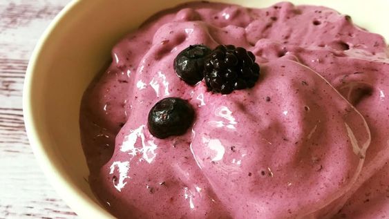 Helado de frutos rojos.
