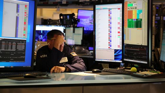 Los mercados estadounidenses se desplomaron, cerrando una semana volátil con pérdidas tras la drástica escalada de las tensiones en Medio Oriente que inquietó a los inversores globales, en la Ciudad de Nueva York, Estados Unidos.&nbsp;