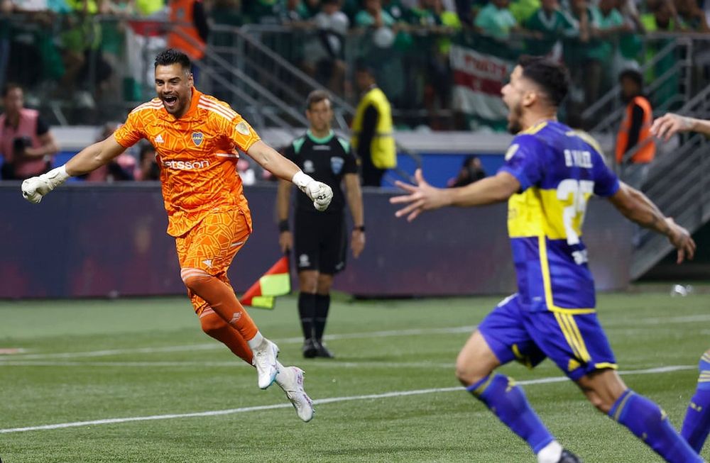 AMDEP082. SAO PAULO (BRASIL), 05/10/2023.- Sergio Romero (i) portero de Boca celebra al ganar la serie de penaltis hoy, en un partido de las semifinales de la Copa Libertadores entre Palmeiras y Boca Juniors en el estadio Allianz Parque en Sao Paulo (Brasil). EFE/ Sebastiao Moreira