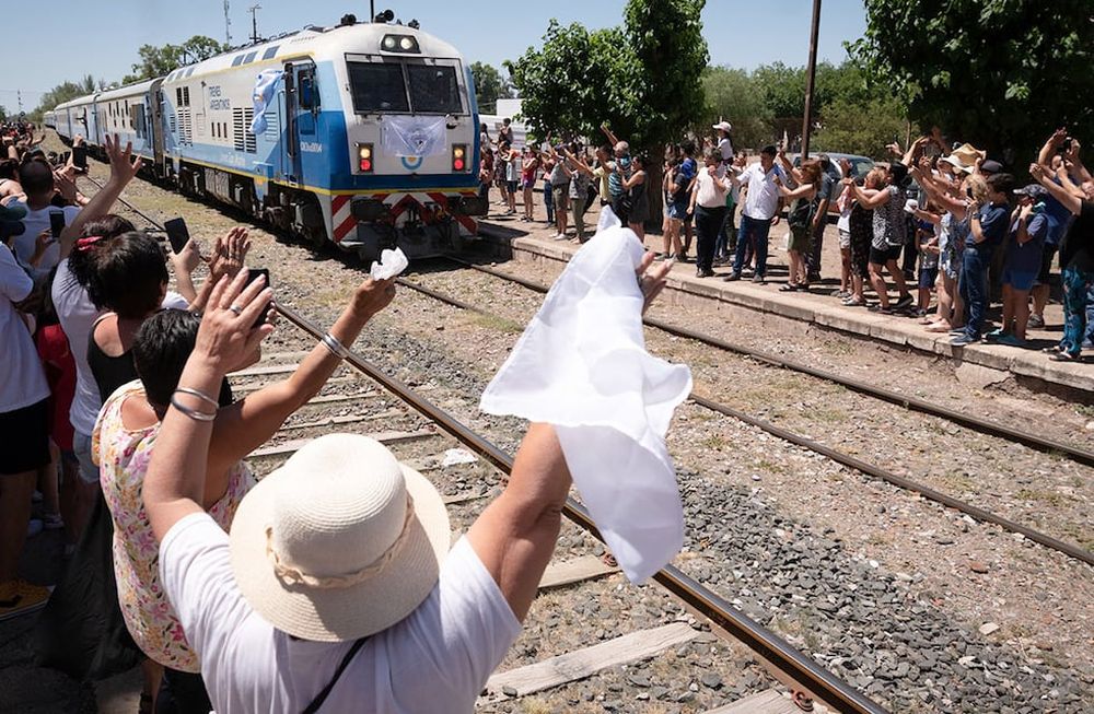Pura emoción, así llegó a Mendoza el primer tren de pasajeros en casi 30 añosEste miércoles y ante los aplausos y la alegría de vecinos de San Martín, el tren de pasajeros volvió a transitar por las vías mendocinas. Tras 36 horas de viaje desde Retiro, una formación ferroviaria volvió a transitar desde el 10 de marzo de 1993.Foto: Ignacio Blanco / Los Andes