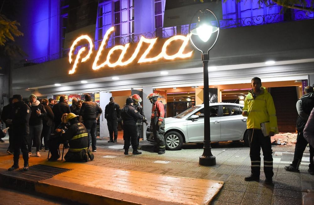 Un conductor perdió el control de su auto, se incrustó en el Teatro Plaza y atropelló a 23 personas: 15 internados y 3 graves. Foto: Mariana Villa / Los Andes