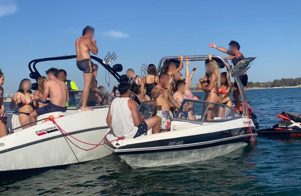 En las redes sociales aparecieron fotos de una fiesta clandestina en El Carrizal donde se ve gente sin tapabicas, sin distanciamiento y con mucha concurrencia.