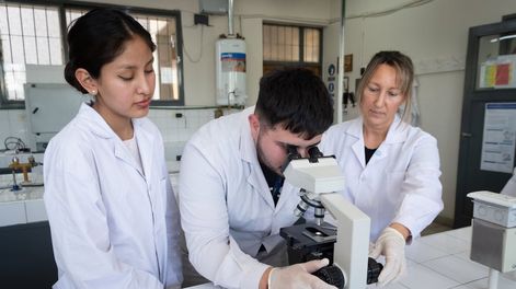 Los Andes | Catriel Montivero y Milagro Irazabal son supervisados por la maestra de enseñanza práctica de laboratorio Jorgelina Antunez en la escuela Bernardo Houssay. | Foto: Ignacio Blanco / Los Andes