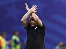 Hossam Hassan hizo la seña frente al árbitro luego del 3 a 2 de Enzo Fernández que selló el pase de la Selección a cuartos de final del Mundial 2026. El técnico denunció presiones de parte de Argentina hacia el juez y encendió la polémica.