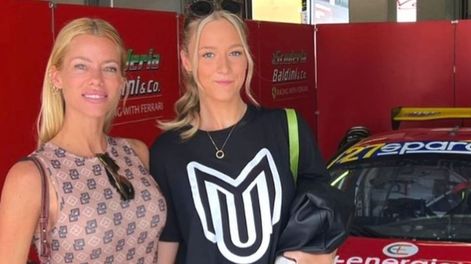 Nicole Neumann con su hermana menor.