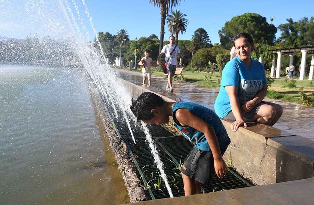 Temperaturas muy altas en la provincia de Mendoza. Mateo junto a su mamá se refresca en el lago del parque General San Martín de ciudad.Foto:José Gutierrez / Los Andes