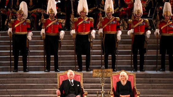 El rey Carlos III y Camilla, la reina consorte, se sientan en Westminster Hall, donde ambas cámaras del parlamento se reunieron para expresar sus condolencias, luego de la muerte de la reina Isabel II, en Londres.(AP)