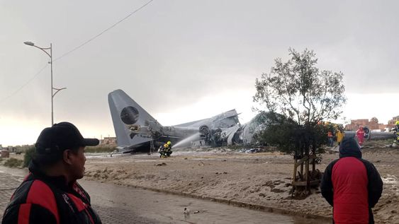 Fotografía cedida por Noticias San Roque D7 donde se muestra un avión militar de carga accidentado este viernes, en El Alto (Bolivia).&nbsp;