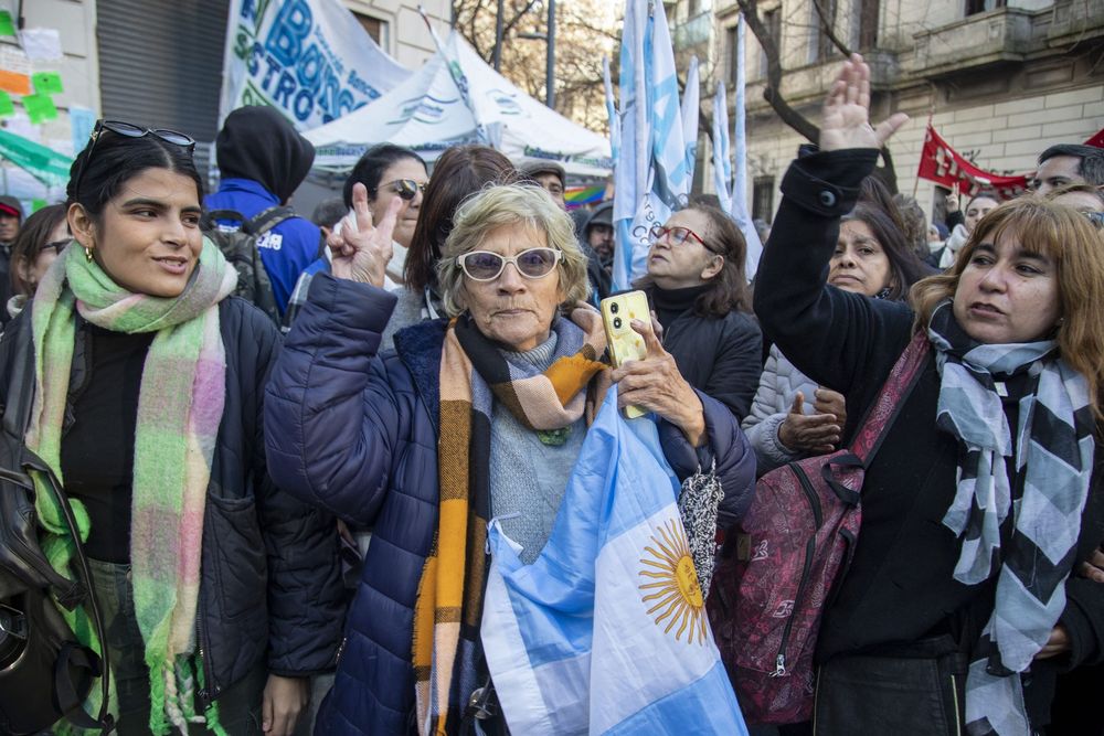 La ex presidenta Cristina Kirchner se reunió en su domicilio con referentes de Derechos Humanos y dirigentes del peronismo tras el fallo de la Corte Suprema que confirmó la condena en su contra a 6 años de prisión e inhabilitación para ejercer cargos públicos por la causa Vialidad.