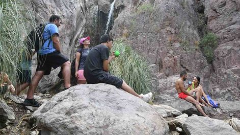 Los Andes | Cascada del Ángel en Potrerillos departamento de Las Heras, donde los visitantes tienen que transitar por senderos y un pequeño río haciendo trekking para llegar al lugarFoto: José Guitierrez / Los Andes