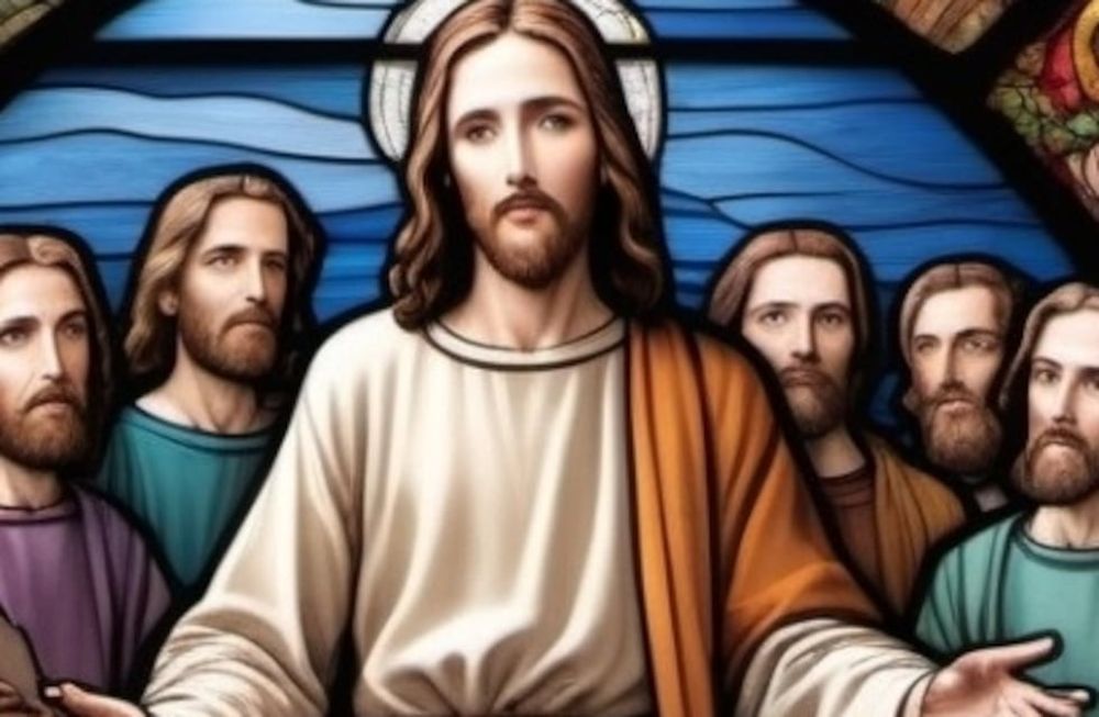 Detalle de un vitral, Jesús y sus 12 apóstoles cada uno sosteniendo un objeto característico.