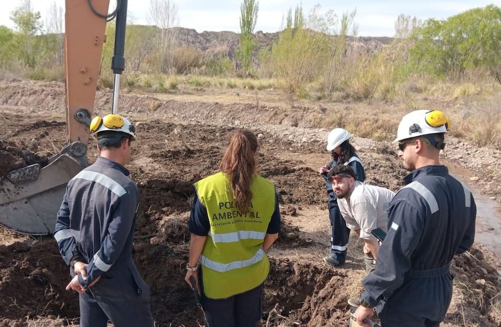 La Policía Ambiental sigue de cerca los trabajos en la zona en la que se encontraron restos de hidrocarburos. Foto: Prensa Ministerio de Ambiente y Energía.